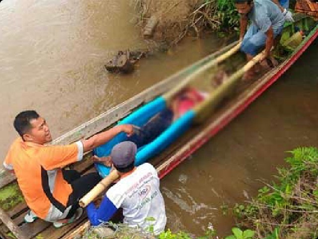 Sejumlah warga saat membawa korban ke Desa Sekancing.